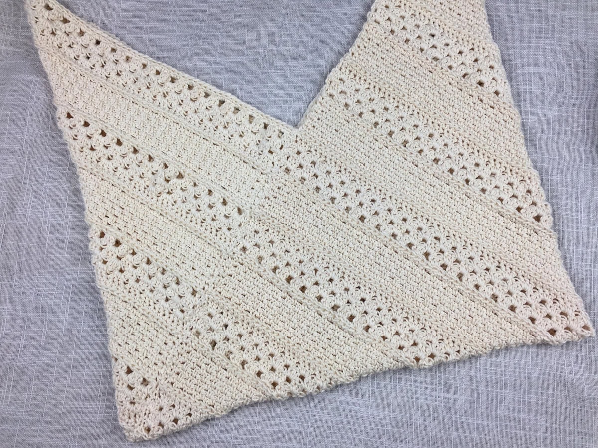 Ecru tote crochet bag shaped like a Japanese Bento Bag.