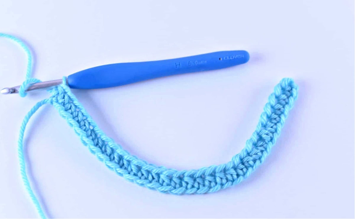 A crochet swatch of thirty half double crochet stitches.