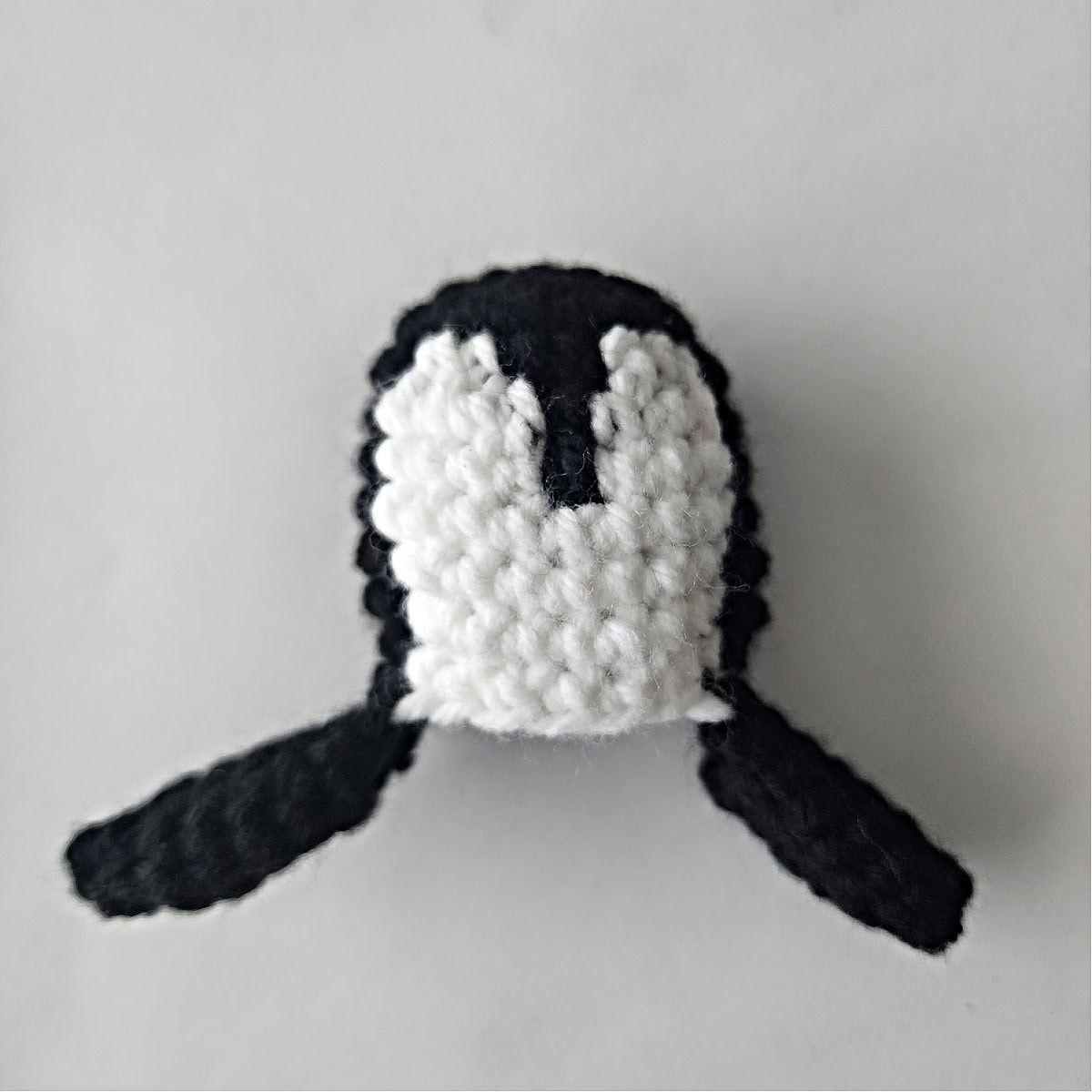 Free crochet penguin amigurumi head and wings.