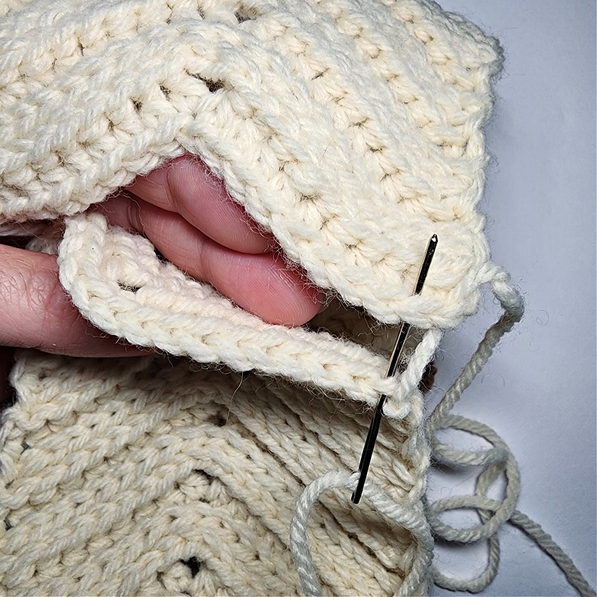 Whipstitch the seam of the ear warmer working in both loops of the first row with the back loops of the last row.